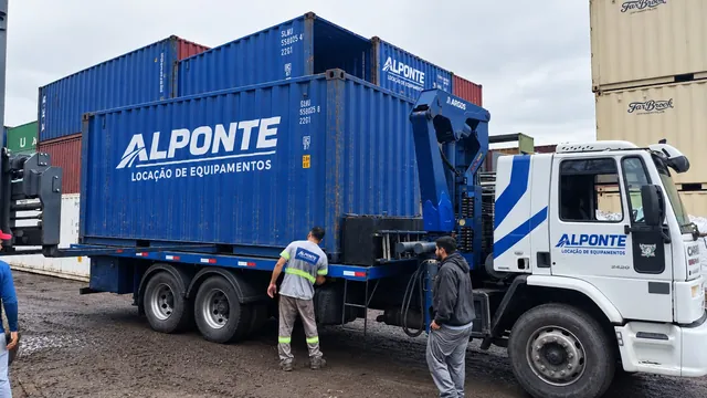 Caminhão munck da Alponte carregando um contêiner azul