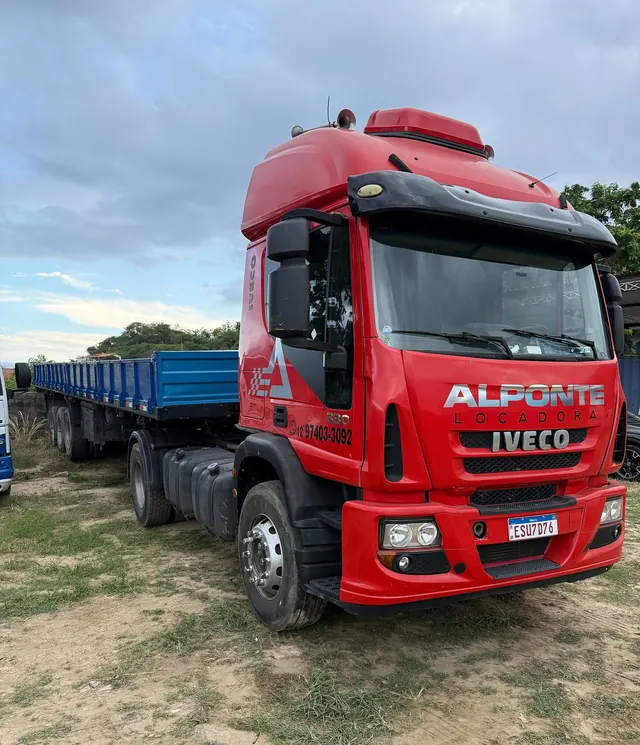 Iveco Cursor vermelho da Alponte com carreta de carga seca azul