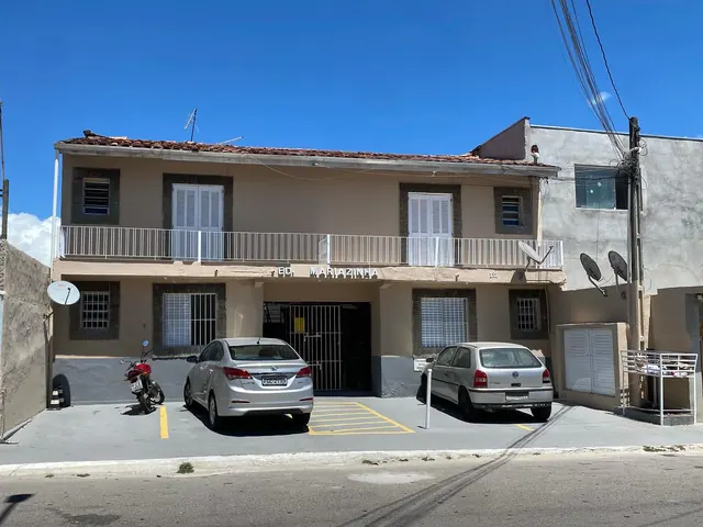 Fachada do Edifício Mariazinha, prédio de dois andares no Centro