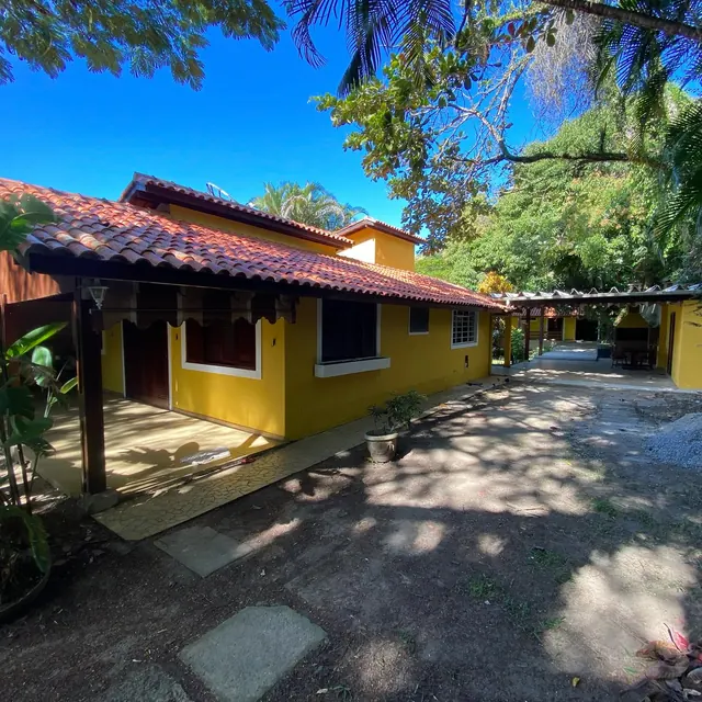 Casa amarela com varanda e jardim na Praia das Cigarras