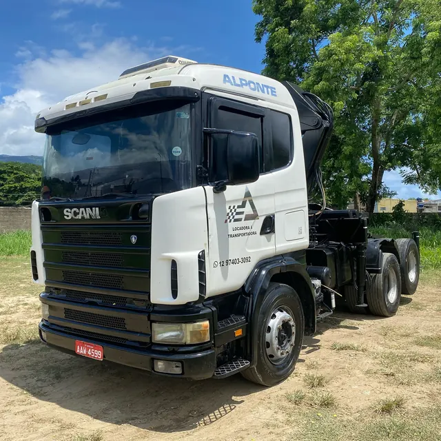 Scania R124 branco com guindaste munck montado atrás da cabine