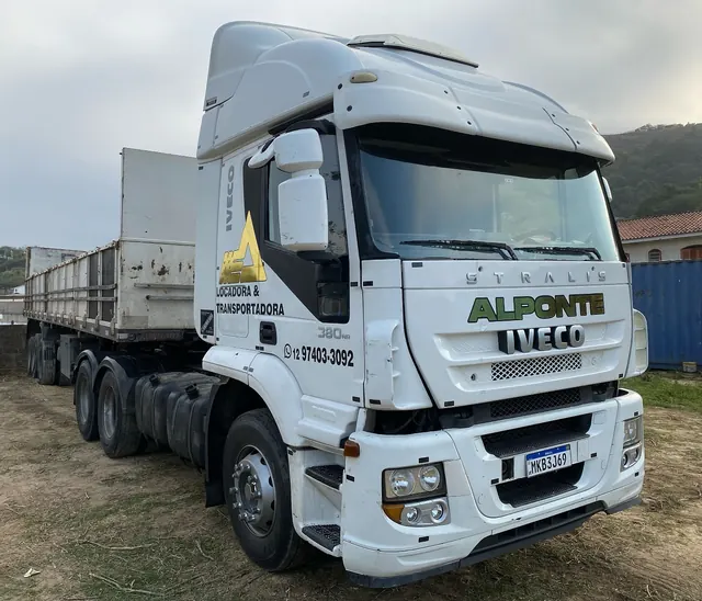 Iveco Stralis branco da Alponte com carreta de 12 metros acoplada