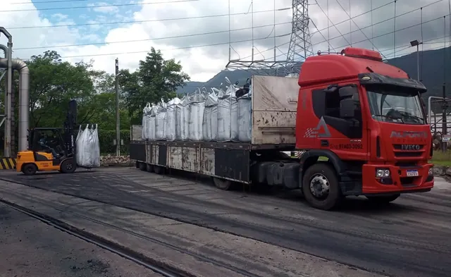 Carreta da Alponte carregada de big bags em área industrial