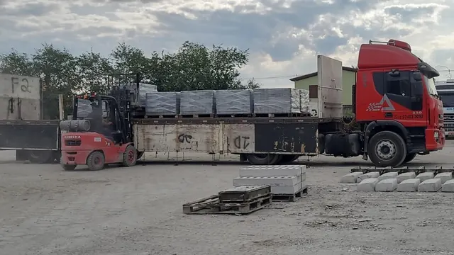 Carreta da Alponte sendo carregada com paletes de blocos por empilhadeira