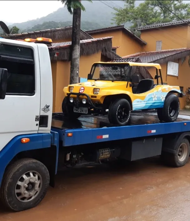 Buggy amarelo sobre o caminhão plataforma da Alponte