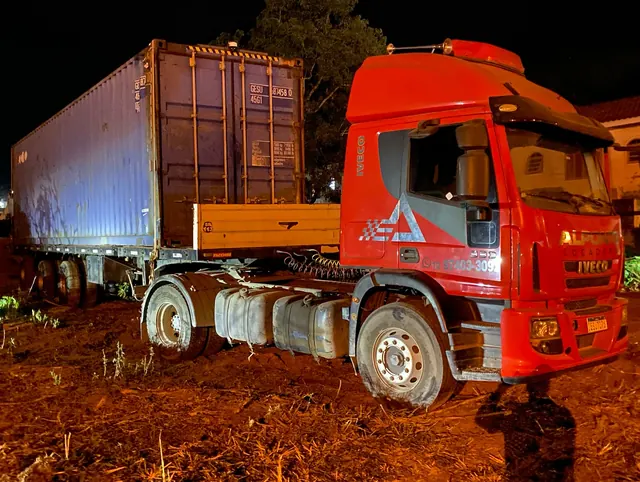 Cavalo vermelho da Alponte com contêiner carregado, à noite