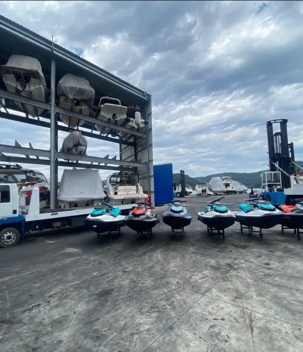 Caminhão plataforma da Alponte em marina, ao lado de jet skis