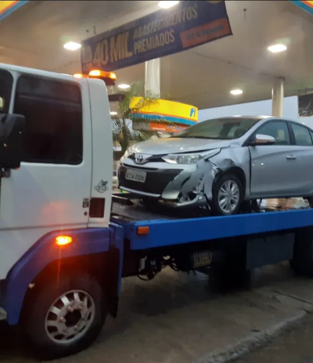 Carro prata sobre o caminhão plataforma da Alponte